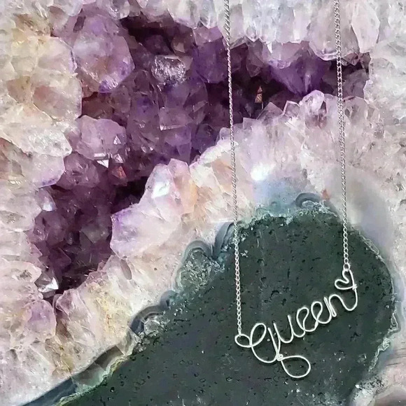 QUEEN Necklace - Picture 1 of 1